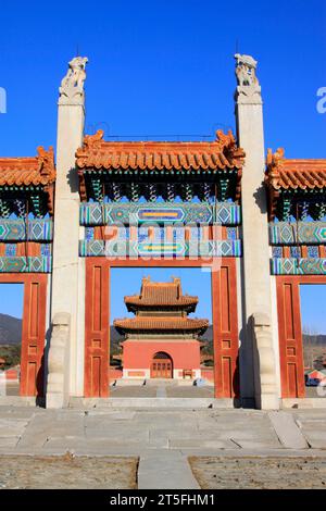 ZUNHUA - 15 DICEMBRE: La porta del drago-fenice e l'architettura paesaggistica del pavimento in pietra, nelle tombe orientali della dinastia Qing, il 15 dicembre 2013, Foto Stock
