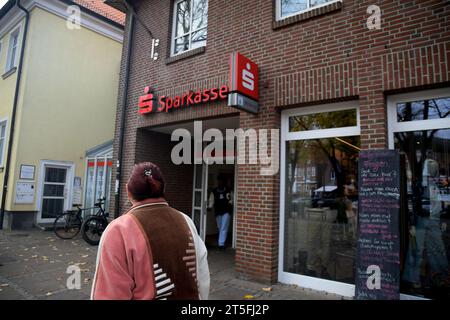 Burger/Fehmarn/Germania/04 novembre 2023/. SB seervice presso la sparkasse Bank in hamburger fehmarn in Germania (Photo.Francis Joseph Dean/Dean Pictures) Foto Stock