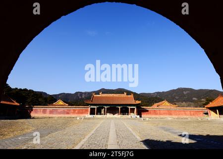 L'antico stile tradizionale cinese di edifici paesaggistici, nelle Tombe orientali della dinastia Qing, il 15 dicembre 2013, ZunHua, provincia di hebei, Foto Stock