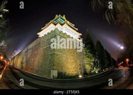 PECHINO - 22 DICEMBRE: Le torrette sudoccidentali della città Proibita di notte, il 22 dicembre 2013, pechino, cina. Foto Stock