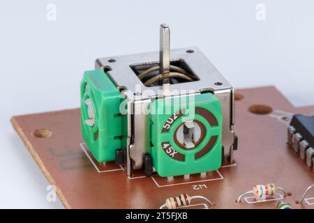 Dispositivo joystick a due assi basato su potenziometri. Vista laterale, primo piano Foto Stock