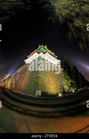 PECHINO - 22 DICEMBRE: Le torrette sudoccidentali della città Proibita di notte, il 22 dicembre 2013, pechino, cina. Foto Stock