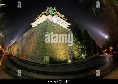 PECHINO - 22 DICEMBRE: Le torrette sudoccidentali della città Proibita di notte, il 22 dicembre 2013, pechino, cina. Foto Stock