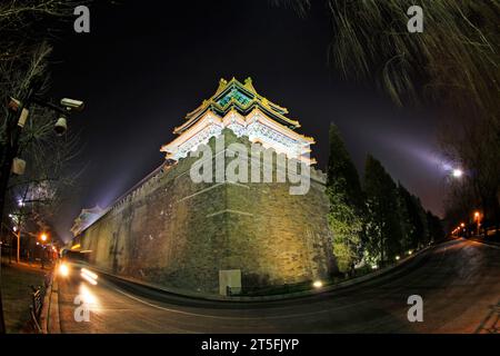 PECHINO - 22 DICEMBRE: Le torrette sudoccidentali della città Proibita di notte, il 22 dicembre 2013, pechino, cina. Foto Stock