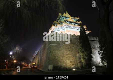 PECHINO - 22 DICEMBRE: Le torrette sudoccidentali della città Proibita di notte, il 22 dicembre 2013, pechino, cina. Foto Stock