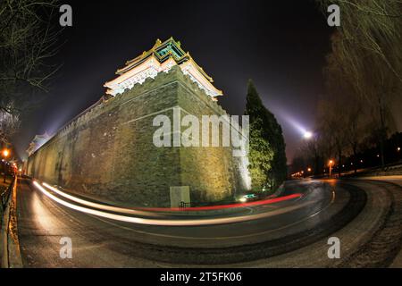 PECHINO - 22 DICEMBRE: Le torrette sudoccidentali della città Proibita di notte, il 22 dicembre 2013, pechino, cina. Foto Stock