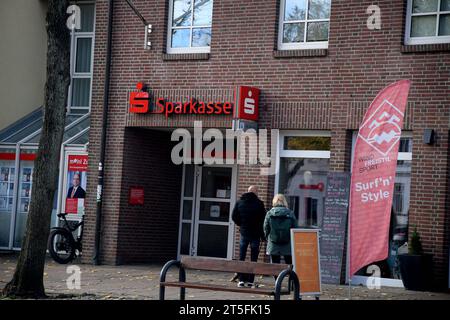 Burger/Fehmarn/Germania/04 novembre 2023/. SB seervice alla sparkasse Bank in hamburger fehmarn in Germania foto.Francis Joseph Dean/Dean Pictures Credit: Imago/Alamy Live News Foto Stock