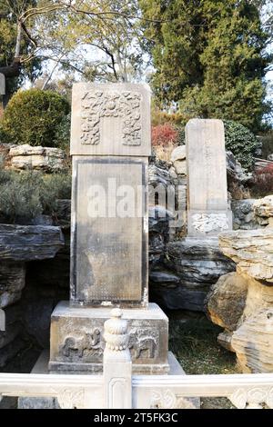 PECHINO - 22 DICEMBRE: Luogo in cui chongzhen, l'ultimo imperatore della dinastia Ming, si impiccò nel parco Jingshan, 22 dicembre 2013, Pechino, CH Foto Stock