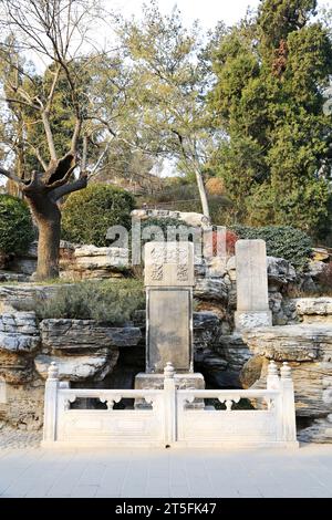 PECHINO - 22 DICEMBRE: Luogo in cui chongzhen, l'ultimo imperatore della dinastia Ming, si impiccò nel parco Jingshan, 22 dicembre 2013, Pechino, CH Foto Stock