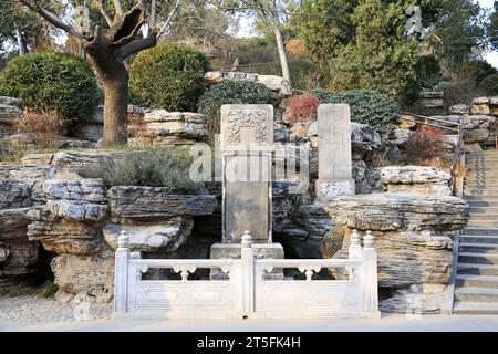 PECHINO - 22 DICEMBRE: Luogo in cui chongzhen, l'ultimo imperatore della dinastia Ming, si impiccò nel parco Jingshan, 22 dicembre 2013, Pechino, CH Foto Stock