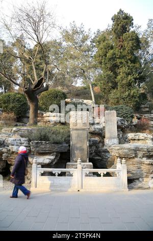 PECHINO - 22 DICEMBRE: Luogo in cui chongzhen, l'ultimo imperatore della dinastia Ming, si impiccò nel parco Jingshan, 22 dicembre 2013, Pechino, CH Foto Stock