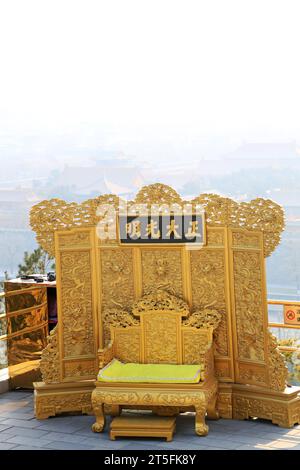PECHINO - 22 DICEMBRE: Le parole "Zheng da guang ming" scritte sul tabellone orizzontale, sullo schermo e sul trono dell'imperatore, nel Parco Jingshan, dicembre Foto Stock