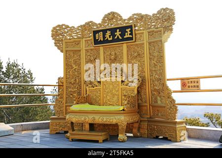 PECHINO - 22 DICEMBRE: Le parole "Zheng da guang ming" scritte sul tabellone orizzontale, sullo schermo e sul trono dell'imperatore, nel Parco Jingshan, dicembre Foto Stock
