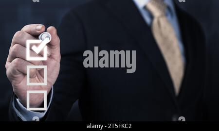 L'uomo d'affari fa la lista di controllo. segno di spunta corretto nella casella di controllo per l'elenco di controllo del controllo del documento di qualità e il concetto di progetto di approvazione aziendale. Che elettronica Foto Stock