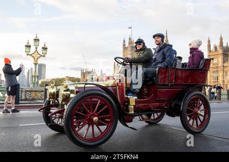 Londra, Regno Unito. 5 novembre 2023. I partecipanti in auto d'epoca attraversano il Westminster Bridge durante la corsa di auto d'epoca da Londra a Brighton Veteran Car Run. Oltre 400 veicoli d'epoca pre-1905 partecipano al 127° anniversario della storica Emancipation Run, che ha celebrato il passaggio delle locomotive sulla Highway Act aumentando il limite di velocità da 4 mph a 14 mph, dispensando dalla necessità che i veicoli siano preceduti da un uomo che sventola una bandiera rossa, ponendo fine effettivamente a secoli di trasporto trainato da cavalli e dando agli automobilisti la libertà della strada credito: Stephen Chung / Alamy Live News Foto Stock