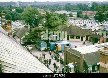 Corse di cavalli all'ippodromo di Sandown Park, Esher, Surrey, Inghilterra, Regno Unito settembre 1966 veicoli televisivi all'aperto ATV Foto Stock