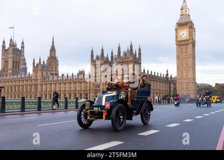 Westminster, Londra, Regno Unito. 5 novembre 2023. La corsa di auto veterane da Londra a Brighton è l'evento automobilistico più longevo al mondo, con il primo evento che si svolge nel 1896 organizzato per celebrare l'approvazione della legge che ha permesso alle "locomotive leggere" di viaggiare a velocità superiori a 4 km/h. Le auto che partecipano all'evento devono essere state costruite prima del 1905. Partendo all'alba da Hyde Park, i veicoli attraversarono Londra prima di dirigersi a sud. 1902 De Dion Bouton BM4 Foto Stock