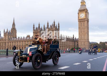 Westminster, Londra, Regno Unito. 5 novembre 2023. La corsa di auto veterane da Londra a Brighton è l'evento automobilistico più longevo al mondo, con il primo evento che si svolge nel 1896 organizzato per celebrare l'approvazione della legge che ha permesso alle "locomotive leggere" di viaggiare a velocità superiori a 4 km/h. Le auto che partecipano all'evento devono essere state costruite prima del 1905. Partendo all'alba da Hyde Park, i veicoli attraversarono Londra prima di dirigersi a sud. 1902 De Dion Bouton Foto Stock