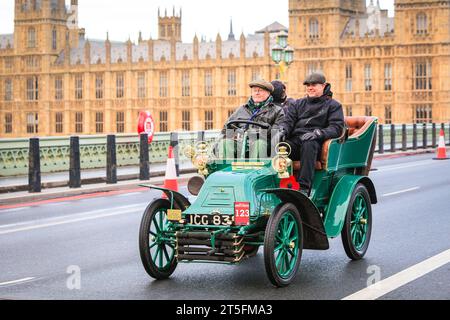 Londra, Regno Unito. 5 novembre 2023. Una Georges Richard del 1902 sul Westminster Bridge. L'RM Sotheby's London to Brighton Veteran Car Run, uno degli eventi automobilistici più longevi al mondo, parte a Hyde Park, ammirando il Mall, Whitehall e Westminster Bridge prima di continuare il viaggio verso la costa del Sussex. Un'auto partecipante deve essere pre-1905 vetture prendere parte alla gara. Crediti: Imageplotter/Alamy Live News Foto Stock