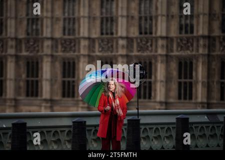 Londra, Regno Unito. 5 novembre 2023. Meteo del Regno Unito: Un servizio fotografico colorato aggiunge un po' di vivacità alla luce grigia del mattino presto sul ponte di Westminster. Crediti: Guy Corbishley/Alamy Live News Foto Stock