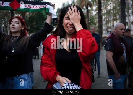 Barcellona, Spagna. 4 novembre 2023. Una donna piange inconsolabilmente durante la manifestazione pro-palestinese. Quasi 1.000 persone hanno manifestato nel cuore di Barcellona per mostrare il loro sostegno al popolo palestinese. Credito: SOPA Images Limited/Alamy Live News Foto Stock