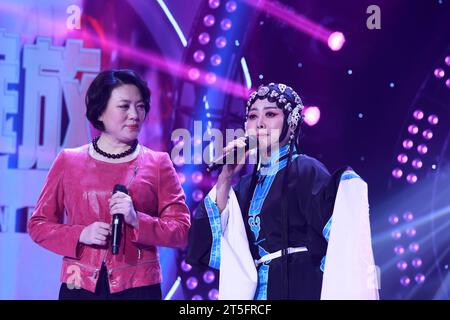 CONTEA DI LUANNAN - 4 GENNAIO: Il famoso artista dello spettacolo PingJu Wang guanli e il dilettante PingJu sul palco, nel grande teatro ChengZhaoCai di Janua Foto Stock