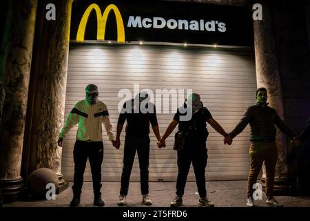 Barcellona, Spagna. 4 novembre 2023. Un gruppo di uomini palestinesi fa una recinzione umana per fermare i manifestanti che intendevano violare la facciata di Mc Donalds in via Paseo de Gracia a Barcellona. Quasi 1.000 persone hanno manifestato nel cuore di Barcellona per mostrare il loro sostegno al popolo palestinese. (Foto di Ximena Borrazas/SOPA Images/Sipa USA) credito: SIPA USA/Alamy Live News Foto Stock