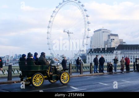 Westminster Bridge, Londra, Regno Unito. 5 novembre 2023. La corsa da Londra a Brighton Veteran Car Run. Crediti: Matthew Chattle/Alamy Live News Foto Stock