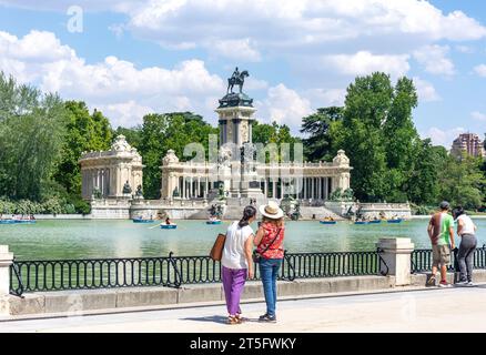 Monumento al re Alfonso XII sul grande stagno di El Retiro, Parque del Buen Retiro (Parco del Buen Retiro), Retiro, Madrid, Regno di Spagna Foto Stock