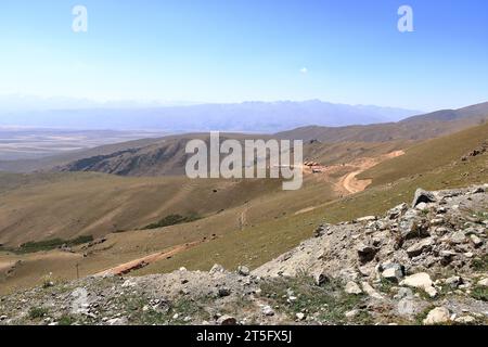 Vista del passo Too-Ashuu vicino a Bishkek, Kirghizistan, Asia centrale Foto Stock