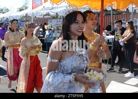 (231105) -- PHOENIX, 5 novembre 2023 (Xinhua) -- Un gruppo culturale e artistico cambogiano dimostra i loro costumi tradizionali al primo Festival culturale asiatico a Glendale, Arizona, Stati Uniti, 4 novembre 2023. Il primo Festival culturale asiatico di due giorni nello stato americano dell'Arizona ha aperto sabato a Glendale, una città a 15 km a nord-ovest della capitale dello stato Phoenix. Persone provenienti da più di una dozzina di paesi e regioni dell'Asia e dello stato delle Hawaii hanno presentato una meravigliosa festa culturale composta da musica, danza, spettacoli in costume tradizionali e cibo a migliaia di residenti locali Foto Stock