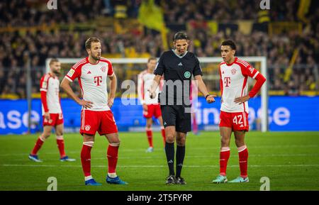 Dortmund, Germania. 4 novembre 2023. Harry Kane (Muenchen) Schiedsrichter Deniz Aytekin, Jamal Musiala (Muenchen) Borussia Dortmund - FC Bayern München Foto Stock