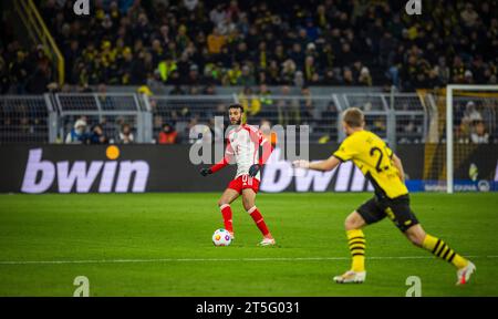 Dortmund, Germania. 4 novembre 2023. Noussair Mazraoui (Muenchen) Borussia Dortmund - FC Bayern München 04.11.2023 Copyright (nur für journalistische Foto Stock