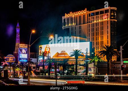 Las Vegas, USA; 18 gennaio 2023: Las Vegas Strip, la strada piena di hotel, locali, casinò come Parigi e Hollywood Foto Stock