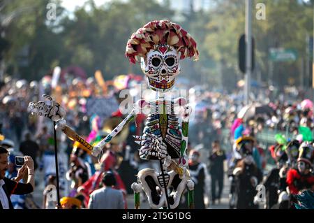Città del Messico, Messico. 4 novembre 2023. Uno scheletro gigante marcia lungo il Paseo de la Reforma durante la grande Processione, che segna l'ultimo giorno delle celebrazioni del giorno dei morti, il 4 novembre 2023 a città del Messico, in Messico. Credito: Ministero della Cultura/governo messicano/Alamy Live News Foto Stock