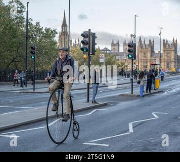 Westminster Bridge, Londra, Regno Unito. 5 novembre 2023. RM Sotheby's London to Brighton Veteran Car Run attraversa il Westminster Bridge sulla strada per la costa meridionale nel suo 127° anno. A prendere parte alla corsa ci sono le due auto originali, a Darracq (27) e a Spyker (14), che sono apparse nel film commedia britannico Genevieve 70 anni fa nel 1953. Crediti: Malcolm Park/Alamy Live News Foto Stock