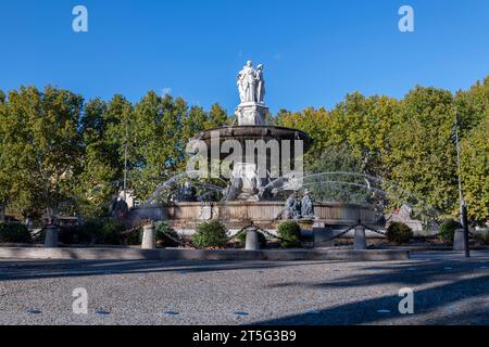Francia, Aix-en-Provence, 31 ottobre 2023. Fontaine de la rotonde, storica fontana costruita nel 1860 e sormontata da 3 statue Foto Stock