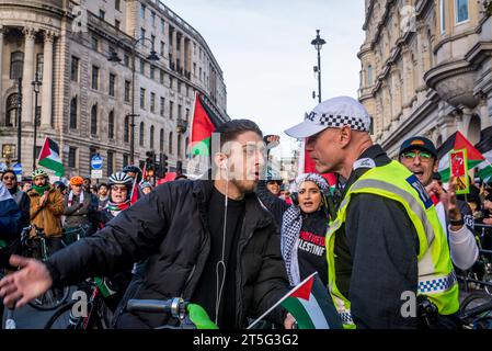 La polizia sta negoziando con il giro in bicicletta a sostegno di Gaza Sunbirds, una squadra di paracadutisti di Gaza, alla protesta pro-palestinese a Trafalgar Square, Lond Foto Stock