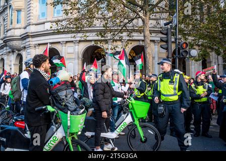 La polizia sta negoziando con il giro in bicicletta a sostegno di Gaza Sunbirds, una squadra di paracadutisti di Gaza, alla protesta pro-palestinese a Trafalgar Square, Lond Foto Stock