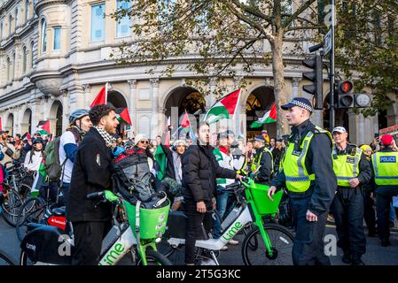 La polizia sta negoziando con il giro in bicicletta a sostegno di Gaza Sunbirds, una squadra di paracadutisti di Gaza, alla protesta pro-palestinese a Trafalgar Square, Lond Foto Stock