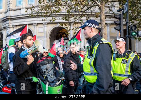 La polizia sta negoziando con il giro in bicicletta a sostegno di Gaza Sunbirds, una squadra di paracadutisti di Gaza, alla protesta pro-palestinese a Trafalgar Square, Lond Foto Stock