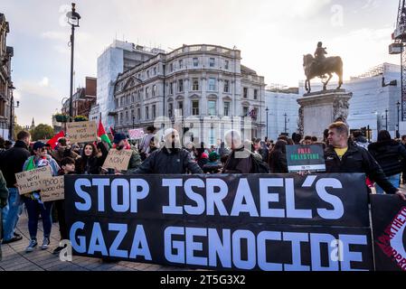 Enorme "Stop Israel's Gaza genocide" alla protesta pro-palestinese a Trafalgar Square, Londra il 4/11/2023, Inghilterra, Regno Unito Foto Stock