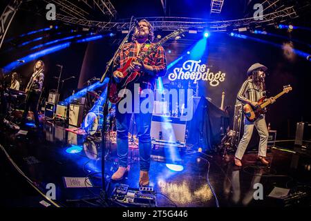 Milano, Italia. 4 novembre 2023. La band canadese THE SHEEPDOGS si esibisce dal vivo sul palco di Fabrique, aprendo lo spettacolo di Larkin PoE. Crediti: Rodolfo Sassano/Alamy Live News Foto Stock