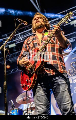 Milano, Italia. 4 novembre 2023. La band canadese THE SHEEPDOGS si esibisce dal vivo sul palco di Fabrique, aprendo lo spettacolo di Larkin PoE. Crediti: Rodolfo Sassano/Alamy Live News Foto Stock