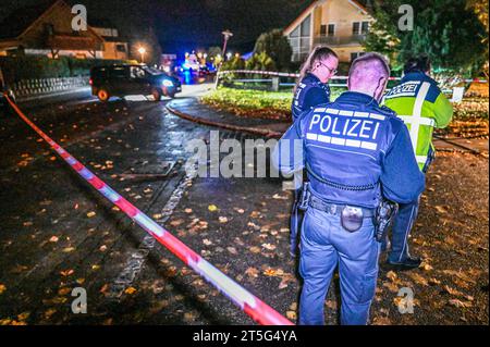 Steinheim am Albuch, Germania. 4 novembre 2023. Gli agenti della polizia e della scientifica stanno lavorando in un'area chiusa a Steinheim am Albuch. La sera sono stati sparati dei colpi, un portavoce della polizia ha confermato. Lo sfondo non è ancora chiaro. Crediti: Marius Bulling/dpa/Alamy Live News Foto Stock