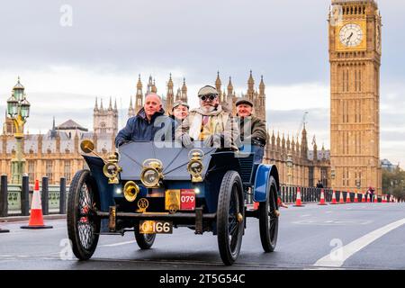 Londra, Regno Unito. 5 novembre 2023. A 1901 Lanchester passando sopra Westminster Bridge - RM Sotheby's London per Brighton Veteran Car Run. Una conseguenza del Locomotives on the Highway Act che ha aumentato il limite di velocità per le «locomotive leggere» da 4 mph a 14 mph e ha abolito la necessità che i veicoli siano preceduti da un uomo con bandiera rossa. La legge fu celebrata dalla prima "Emancipation Run", quando 30 auto viaggiarono da Londra a Brighton il 14 novembre 1896, il giorno in cui la legge entrò in vigore. Crediti: Guy Bell/Alamy Live News Foto Stock