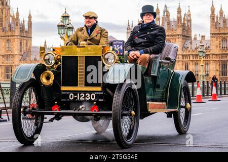 Londra, Regno Unito. 5 novembre 2023. A 1904 Lanchester - passando sopra Westminster Bridge - RM Sotheby's London per Brighton Veteran Car Run. Una conseguenza del Locomotives on the Highway Act che ha aumentato il limite di velocità per le «locomotive leggere» da 4 mph a 14 mph e ha abolito la necessità che i veicoli siano preceduti da un uomo con bandiera rossa. La legge fu celebrata dalla prima "Emancipation Run", quando 30 auto viaggiarono da Londra a Brighton il 14 novembre 1896, il giorno in cui la legge entrò in vigore. Crediti: Guy Bell/Alamy Live News Foto Stock