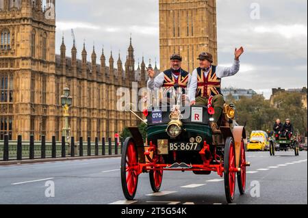 Londra, Regno Unito. 5 novembre 2023. 1901 Albion passando sopra il Westminster Bridge - RM Sotheby's London fino alla Brighton Veteran Car Run. Una conseguenza del Locomotives on the Highway Act che ha aumentato il limite di velocità per le «locomotive leggere» da 4 mph a 14 mph e ha abolito la necessità che i veicoli siano preceduti da un uomo con bandiera rossa. La legge fu celebrata dalla prima "Emancipation Run", quando 30 auto viaggiarono da Londra a Brighton il 14 novembre 1896, il giorno in cui la legge entrò in vigore. Crediti: Guy Bell/Alamy Live News Foto Stock
