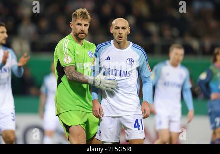 Amburgo, Deutschland. 31 ottobre 2023. Firo: 10/31/2023 calcio, calcio, DFB Cup maschile secondo turno FC St.Pauli Hamburg - FC Schalke 04 gesto Ralf Fahrmann con Henning Matriciani credito: dpa/Alamy Live News Foto Stock