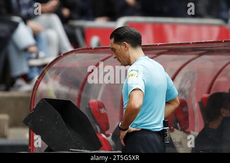UTRECHT - l'arbitro Serdar Gozubuyuk guarda il video assistente arbitro (VAR) durante la partita olandese Eredivisie tra FC Utrecht e FC Twente allo stadio Galgenwaard il 5 novembre 2023 a Utrecht, nei Paesi Bassi. ANP BART STOUTJESDIJK Foto Stock